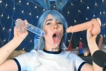 Миленькая Мальвина с синими волосами представляет, что сосет два члена