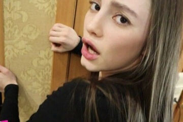 Зашла выпить чая и трахается с парнем в коридоре