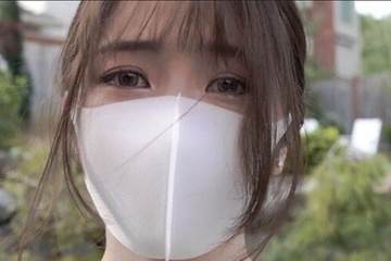 Милая азиатка скрывает своё лицо за маской