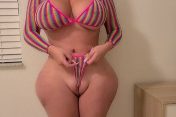 Сочная жена с огромной жопой ласкает член ножками