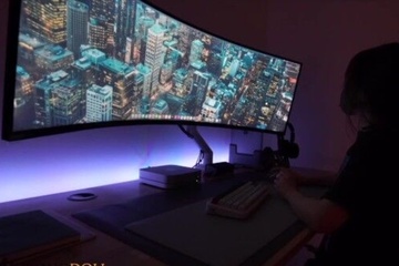 Азиатка отвлекает друга от работы, лаская член ножками