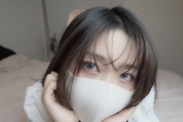 Заманил к себе милую японку и теперь трахает её раком