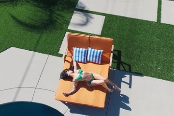 Не теряет времени! Татуированная Лейси подцепила лысого на курорте