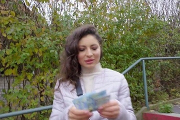 За деньги согласна! Хелина сосет у пикапера и сладко ебется