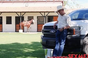 Выеби уже жопастую соседку! Ходить никуда не надо, прямо на травке!