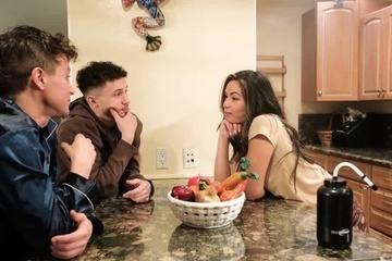 Наглоталась спермы из соседских членов и осталась довольной