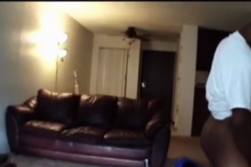 Трахаются в однокомнатной квартире