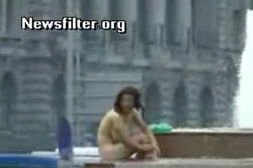 Пьяную девушку повязали голой у фонтана