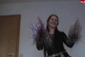 Черлидерша танцует, снимая маечку