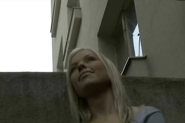 За деньги в темном углу покажет сиськи и по-дрочит парню